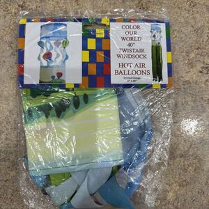 IN THE BREEZE COLOR OUR WORLD 40" TWISTAIR WINDSOCK HOT AIR BALLOONS - BRAND NEW